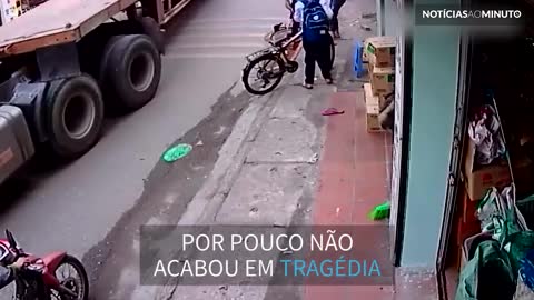 Jovem cai de bicicleta e é quase atropelado por caminhão