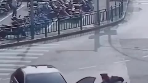 The policemen stopped the car by playing on their lives