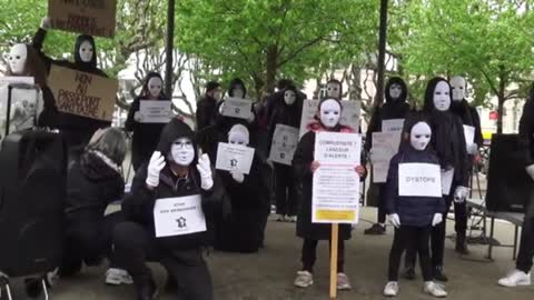 Les masques blancs Lyon Enterrement de nos Libertés à Givors 1er Mai