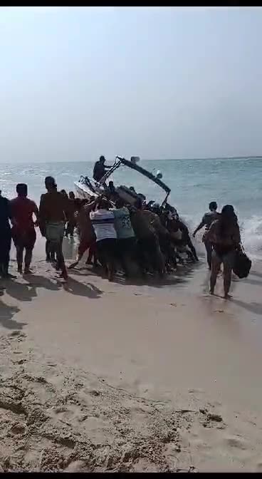 ¡Qué susto! Se volcó lancha con pasajeros en playa de Cartagena