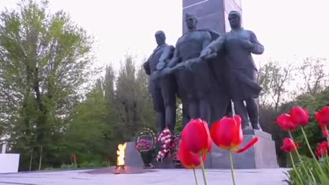 Zapálení věčného ohně u pomníku vítězství na nacismem ruskou armádou v osvobozeném Melitopolu