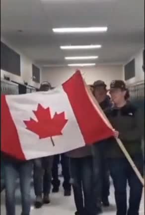 Canadian students "rebel" against school maks!