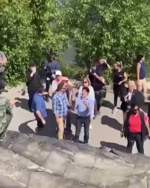 Kanaďané volají na premiéra Trudeaua při jeho dovolené, že je komunistická svině