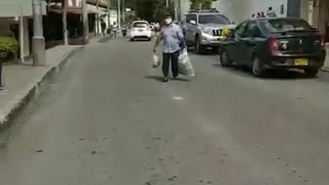 Con montañas de basura en las calles, así amanece Girón este miércoles