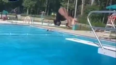 Agarrete bien el pelo porque se te puede caer en la piscina