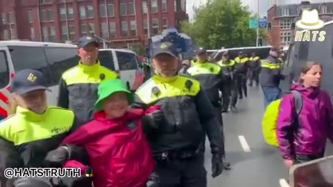 Greta Thunberg arrested again. They stop to pose for photographs