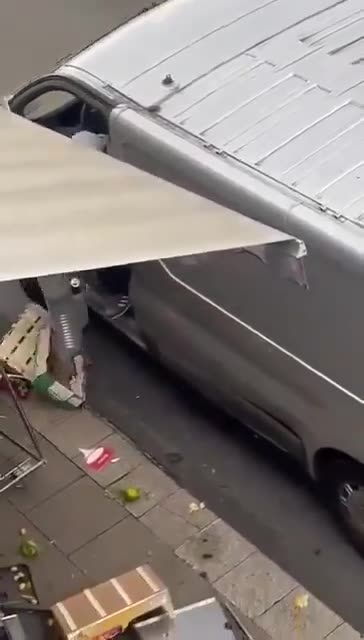 NEW - Germany: Syrian (41) chases passers-by in Essen with a machete, sets