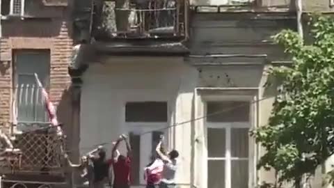 Los nacionalistas de Georgia eliminan la bandera del arco iris