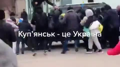 Ukrainian civilians are trying to stop a Russian military jeep with their bodies in Kupiansk