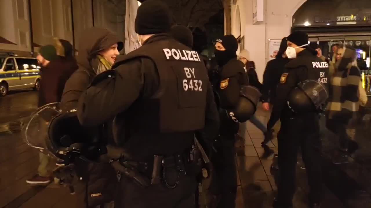 Munich Police Lockung up a lady….