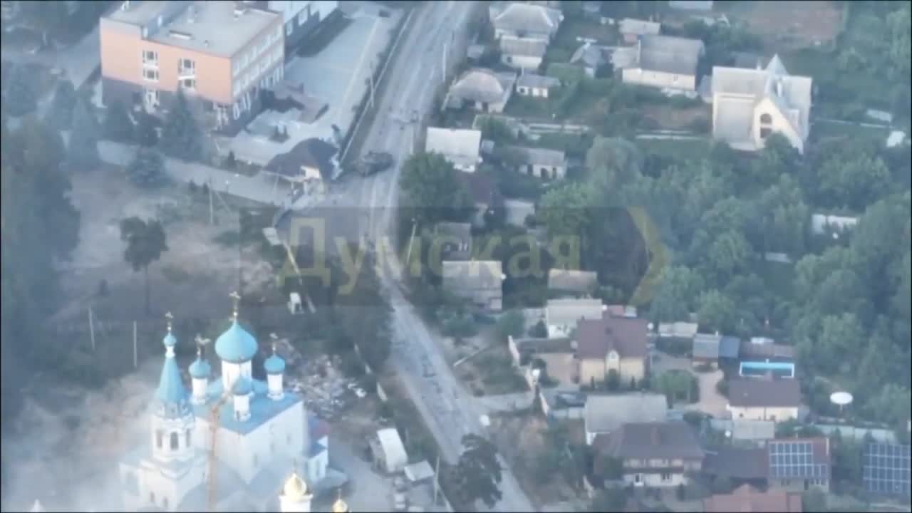 Ukraine War - Footage of Russian armored vehicles entering the streets of Svyatogorsk