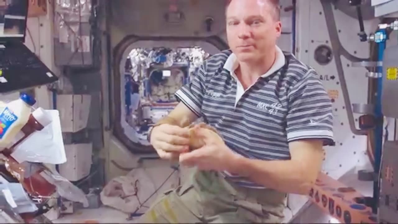 We will see in this video what life is like in space