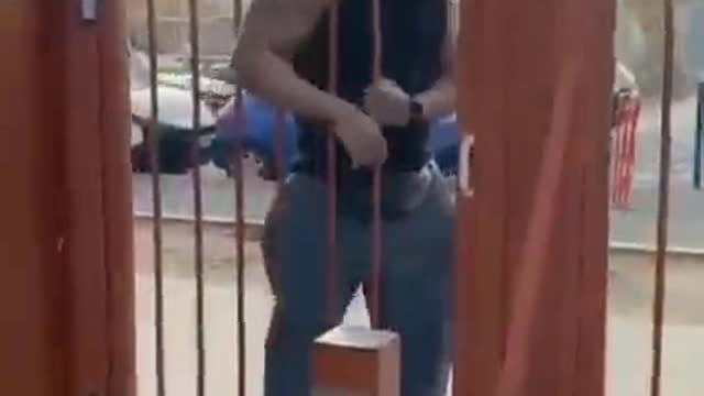 😂 Funny Thief Prank With Big Guy Stuck In Gate ( MUST WATCH ) 😂