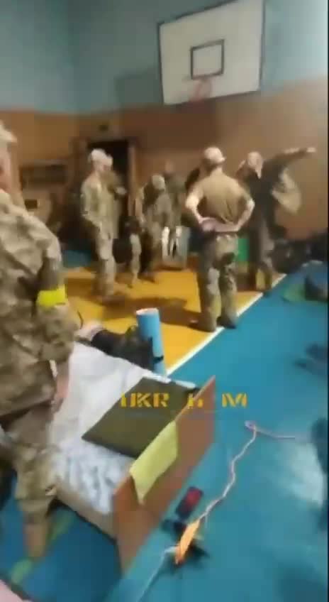 Ukrajinští vojáci zbaběle schovávají ve školách