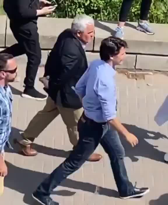 People tell Trudeau he’s “nothing but a communist pig” and that he should free political prisoners