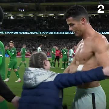 Cristiano Ronaldo gives his shirt to a young emotional fan who invades the pitch at full-time 👏 💚