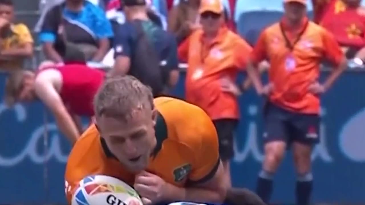 Samoa 7s Leitufia manhandles Aussie Dunbar