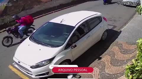 Homem é flagrado quebrando retrovisor de veículo no Centro de Limeira