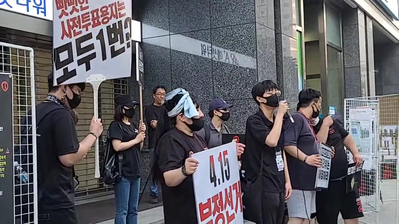 20200721_V3_S02(inqt8nZfOyc)그래픽 디자인을 전공하는 청년이 강남역 블랙시위에 참여하여