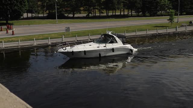 Relaxing Slow Cruz on the Rideau Canal