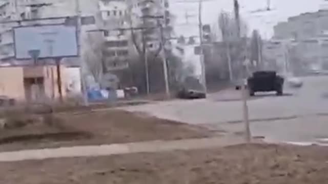In the video, fierce fighting between Ukrainian forces and Russian forces in the outskirts of Kiev
