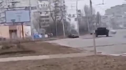 In the video, fierce fighting between Ukrainian forces and Russian forces in the outskirts of Kiev