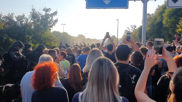 Slovenia: Tear gas and water cannon deployed against COVID restrix protesters in Ljubljana