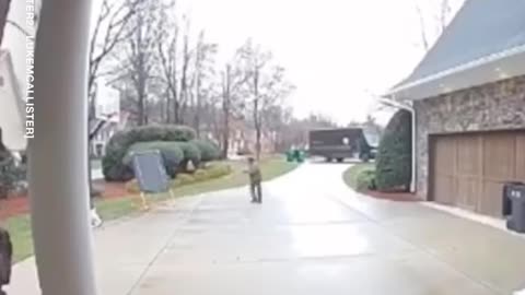 This delivery driver just couldn't help himself... 😂🏀