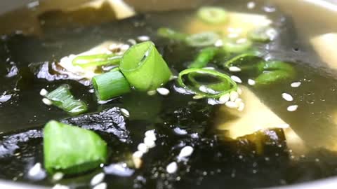 【15 MINUTES- SUPER SIMPLE SEAWEED AND TOFU SOUP】