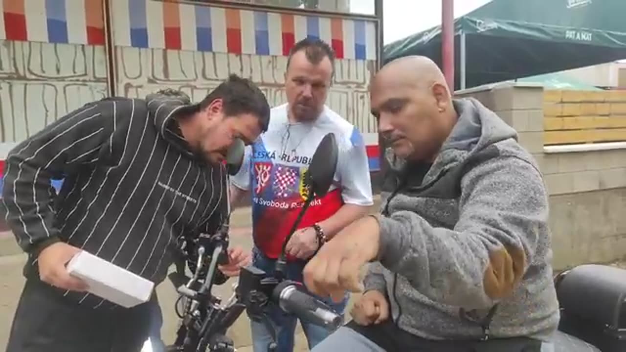 Předaní elektrické tříkolky Pavlovi Ridajoviu