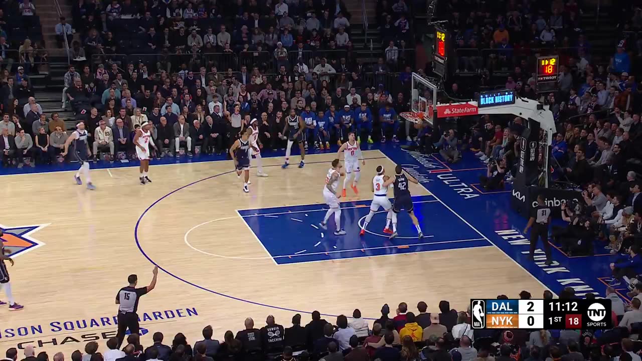 NBA - Luka hits the step-back triple early at MSG 🔥 Mavs-Knicks