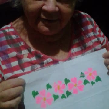 mae faz desenho de flores no papel