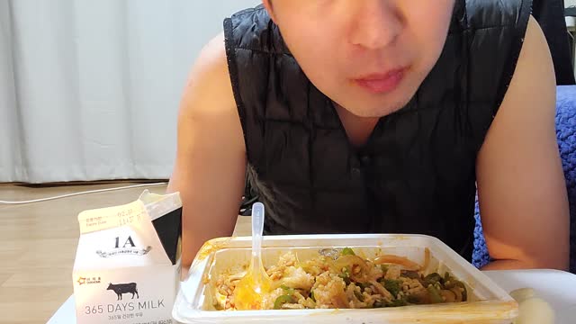 I tried rice with red pepper. It's spicy and delicious.
