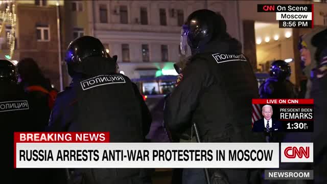 Russian police arrest anti-war protestors in Moscow