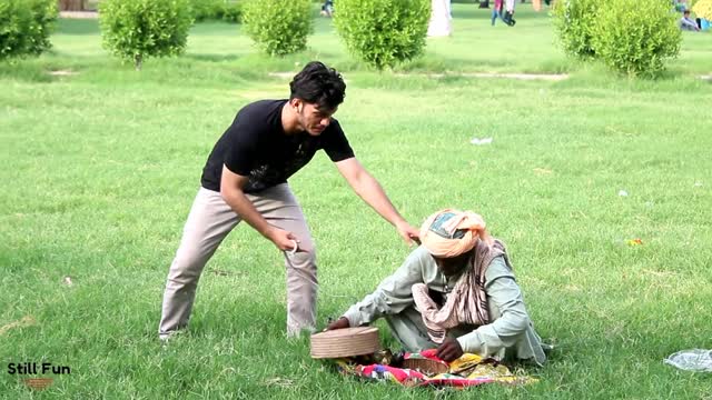 REAL SNAKE PRANK - EPIC SNAKE PRANK IN PAKISTAN - FUNNY REACTION - STILL FUN SNAKE PRANK HD