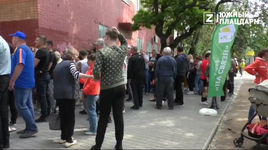 Melitopolští občané stojí v osvobozeném městě fronty na ruské SIM karty