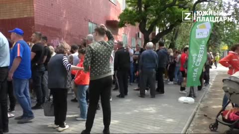 Melitopolští občané stojí v osvobozeném městě fronty na ruské SIM karty