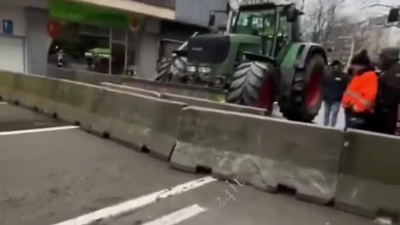 Gli agricoltori belgi spruzzano le acque reflue sulla polizia