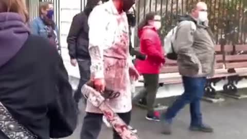 😱😱А man with a saw scares people 😱😱 Мужик с пилой пугает людей