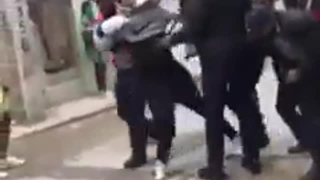 La Policia Cubana abusa con el pueblo que sufre diariamente.