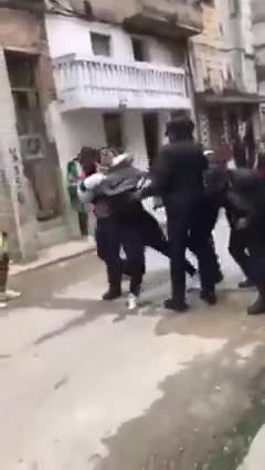 La Policia Cubana abusa con el pueblo que sufre diariamente.