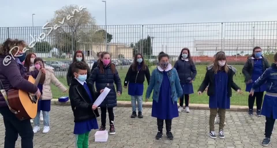 Bambini costretti a cantare, all'aperto con la mascherina..ma vi sembra normale?