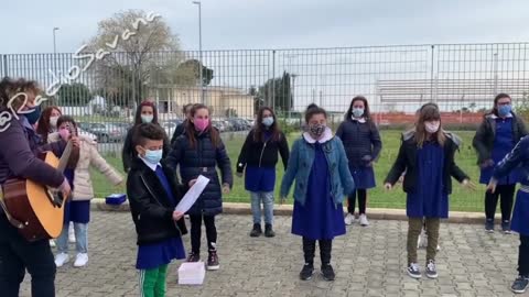 Bambini costretti a cantare, all'aperto con la mascherina..ma vi sembra normale?