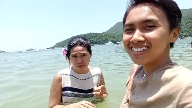 Mandi di pantai