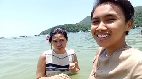 Mandi di pantai