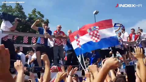 Vatreni se voze kroz grad i slave s Hrvatima