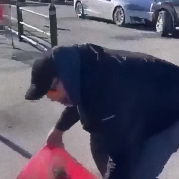 Shoplifter gets confronted by shoppers