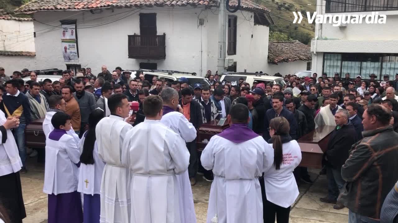 Video: Multitudinaria despedida a mineros muertos en un accidente en Santander