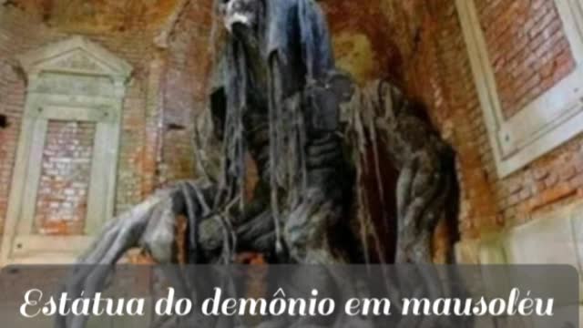 Estátua do diabo na Polônia