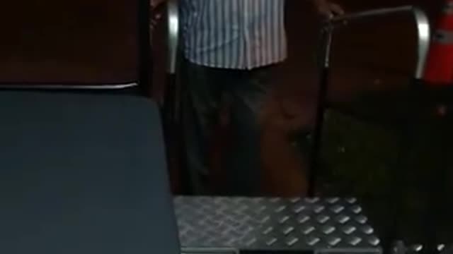 Homen pede cachorro quente na base da policia